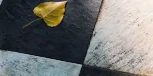 Nettoyage terrasse carrelage au balai-brosse avec savon noir et eau chaude