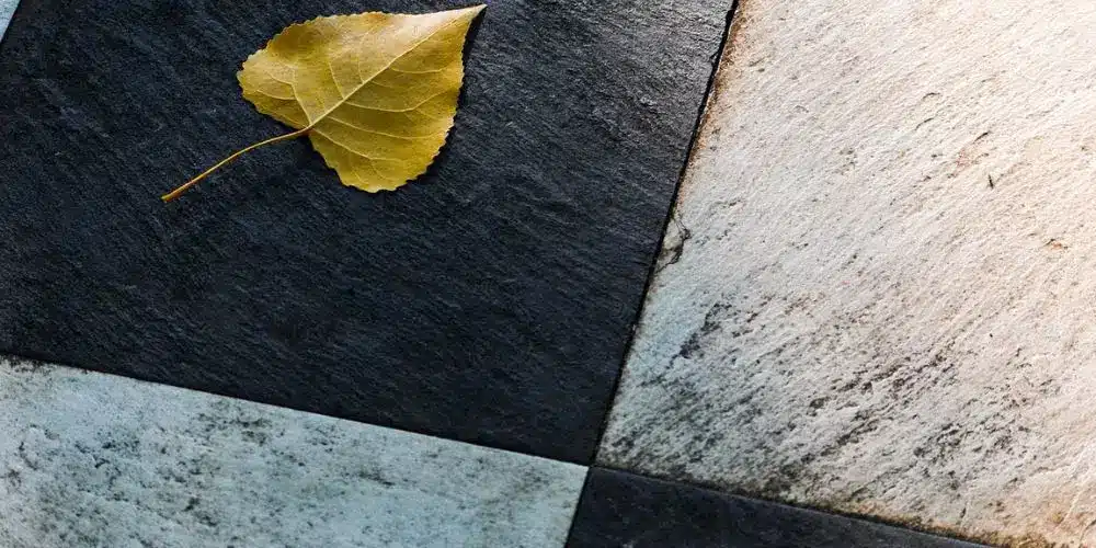 Nettoyage terrasse carrelage au balai-brosse avec savon noir et eau chaude