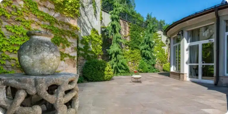 Terrasse en travertin extérieur avec dalles beige et mobilier de jardin — nettoyage et entretien