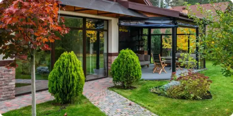 Véranda moderne baignée de lumière avec vue sur le jardin