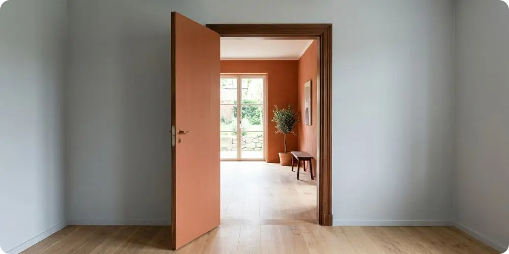 Porte ouverte entre deux pièces de couleurs différentes, illustrant le principe de la bichromie face par face