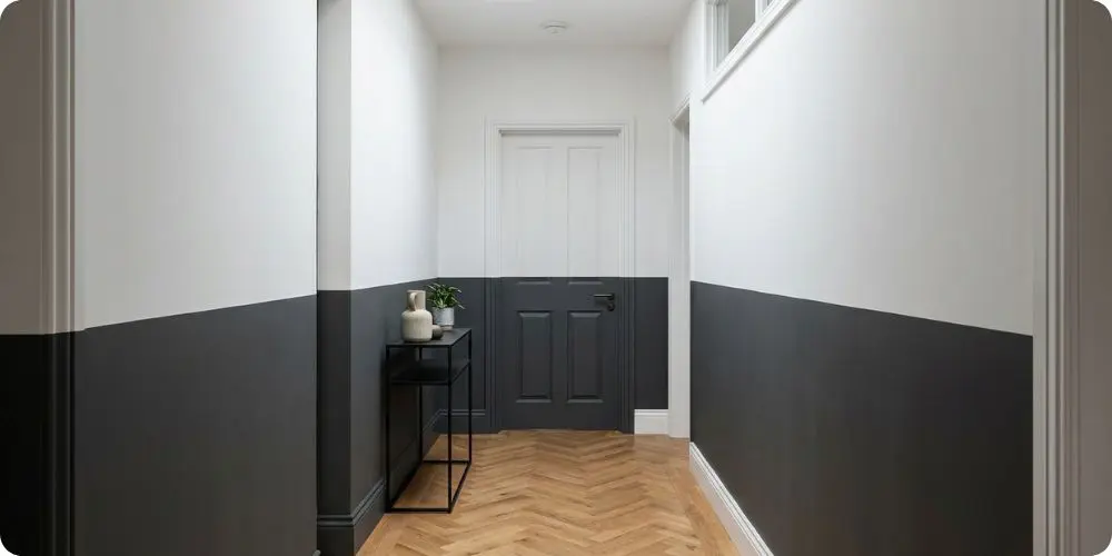 Porte peinte en deux couleurs avec une ligne horizontale prolongeant le soubassement du couloir pour un effet de continuité visuelle
