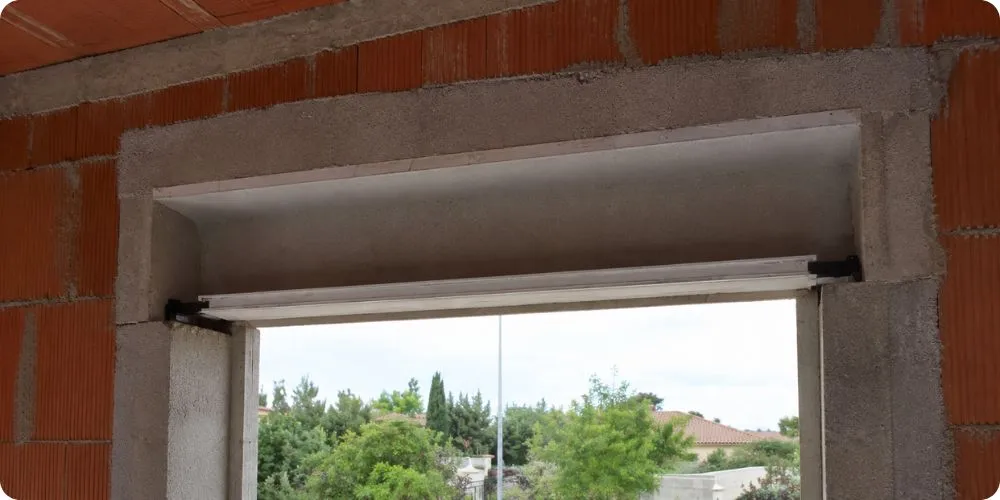 Coffre demi-linteau béton posé sur ouverture porte-fenêtre en construction neuve