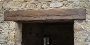 Linteau bois chêne massif posé sur ouverture en mur de pierre