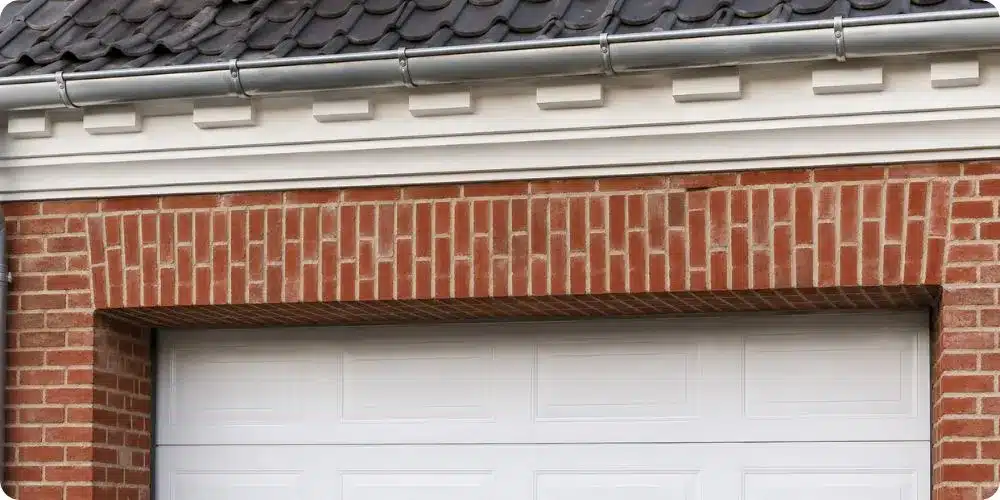 Linteau brique armé sur mur en briques pleines