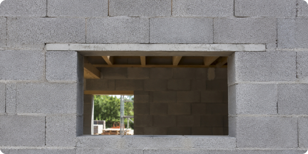 Prélinteau béton 5×20 cm posé sur appuis pour ouverture de fenêtre
