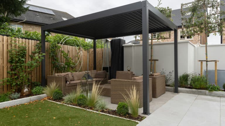 Pergola, brise-soleil, store : quelle protection solaire choisir en 2026 ?