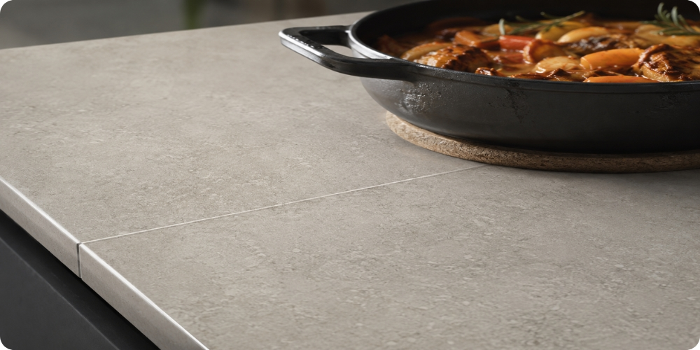 Surface de plan de travail en carrelage grès cérame résistant à la chaleur