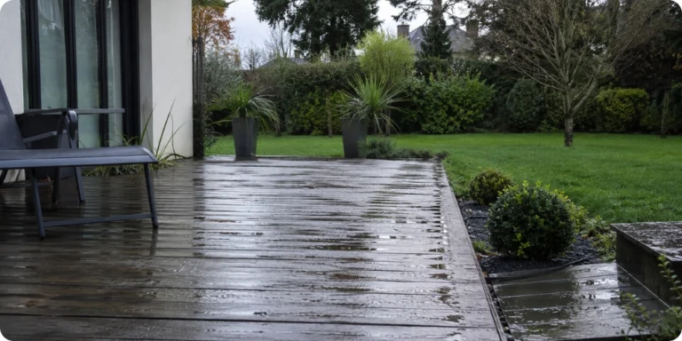 Terrasse sur plots avec pente d'évacuation vers le jardin