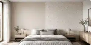 Mur de chambre à moitié peint et à moitié en papier peint intissé, comparatif peinture ou papier peint
