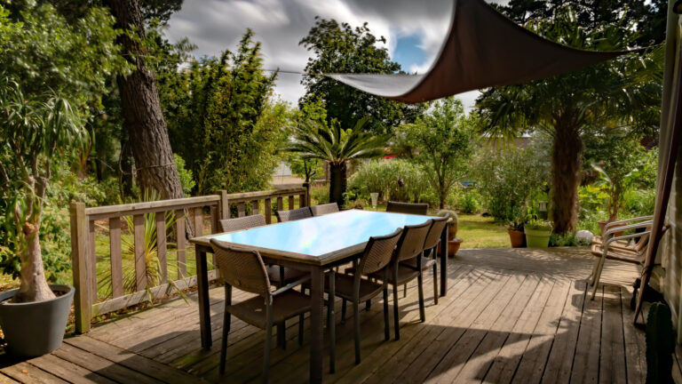 Balcon, terrasse, local technique : quel sol ajouré choisir pour éviter l’eau et la rouille ?