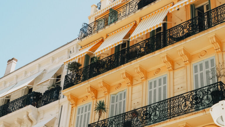 Habitants de Cannes : pourquoi vous devriez changer vos anciennes fenêtres pour supporter les chaleurs l'été ?
